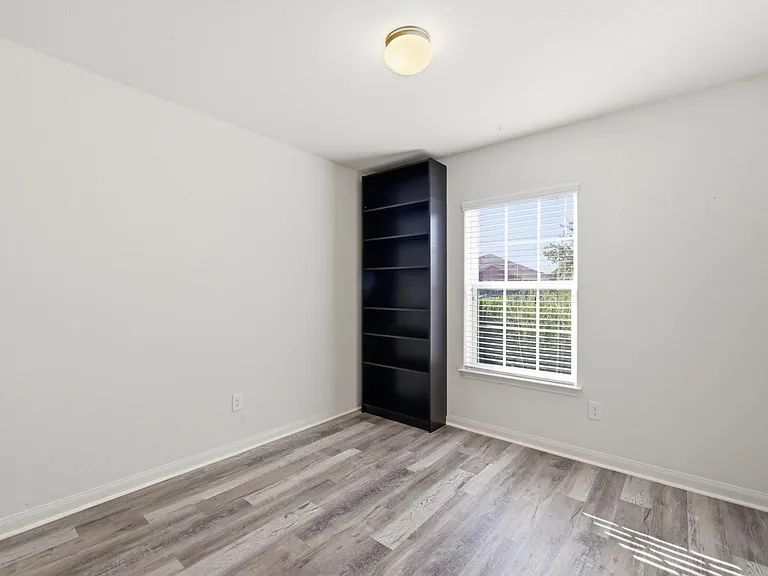 1216 Violet Ln — Photo 17