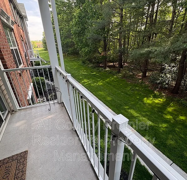 60 Versailles Ct — Photo 2