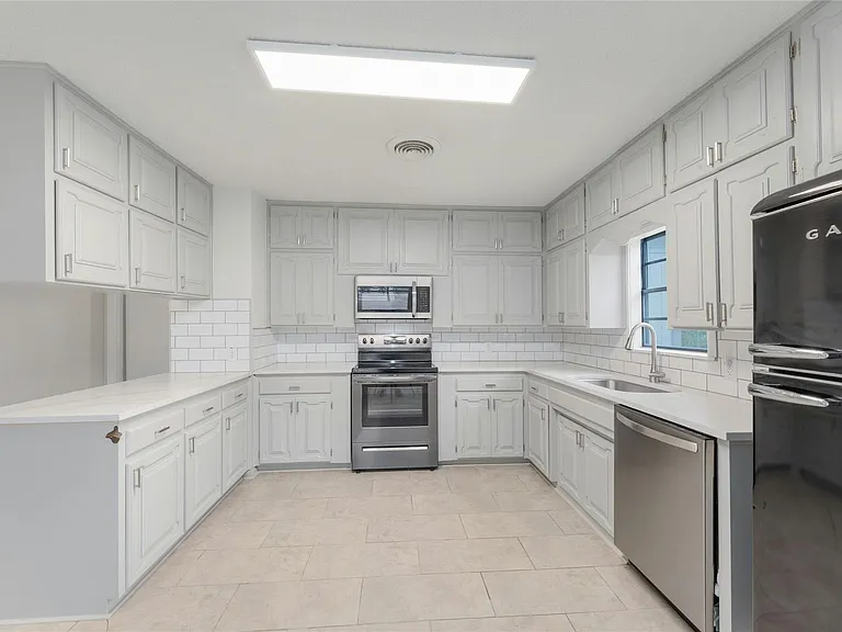 419 N Doak St — Photo 11