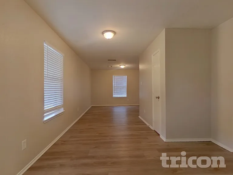 1625 Emily Ln — Photo 3