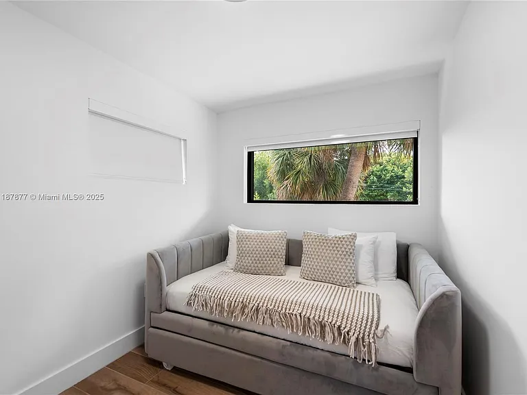 1025 Diplomat Pkwy — Photo 30