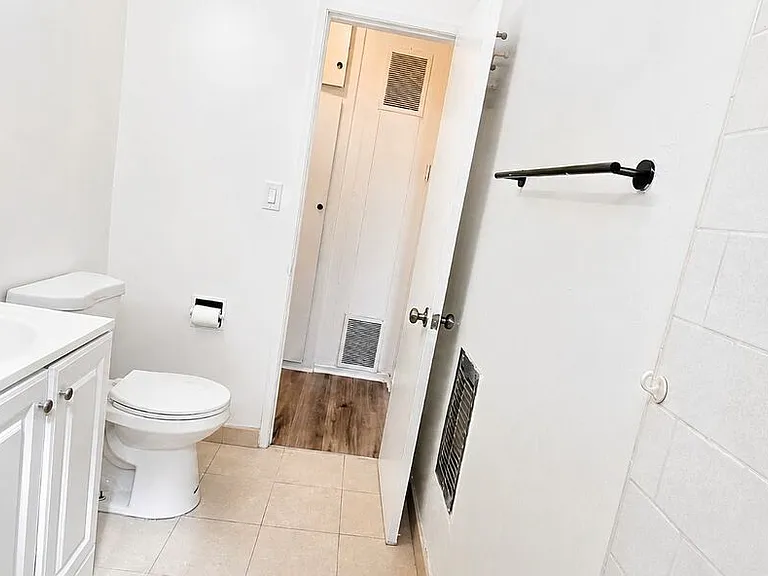 2630 S La Salle Ave #1 — Photo 7
