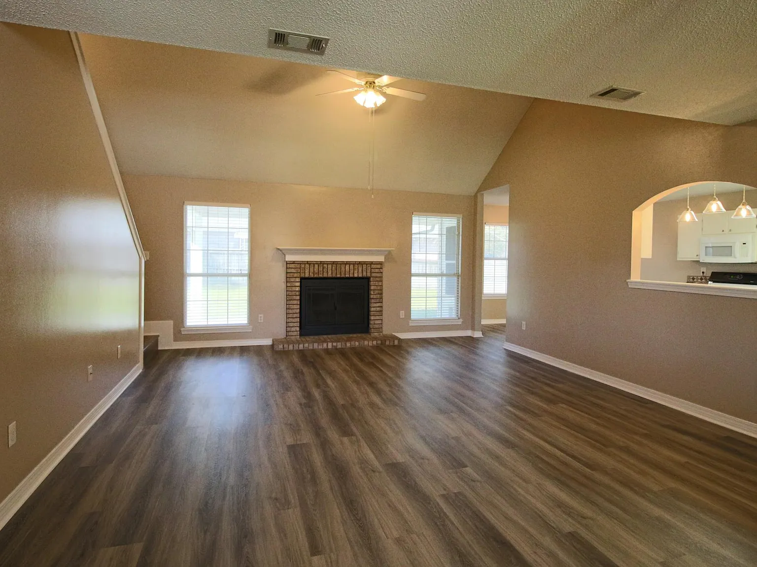 414 Whirlaway Ct — Photo 2