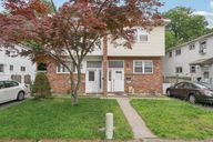 Lonergan Dr-2805-001.jpg