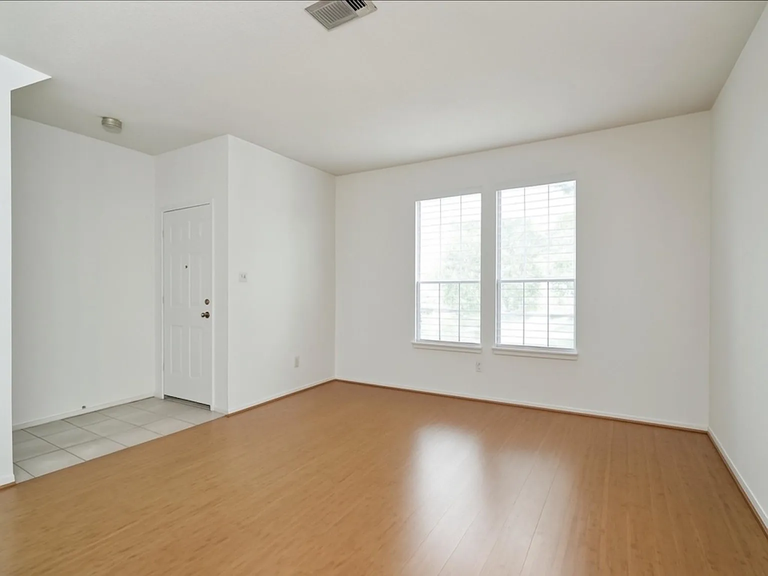 4 bed, 2.5 bath, 2565 sqft, $2,500 — Photo 4