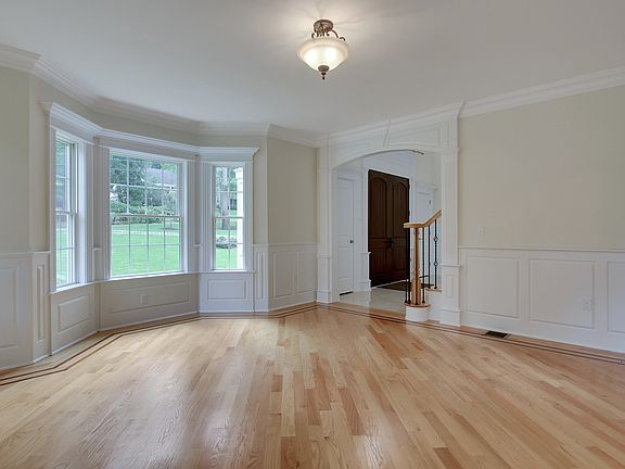 5th image of 111 Knollwood Dr