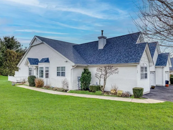 70 Rolling Meadow Lane #70, Riverhead, NY 11901