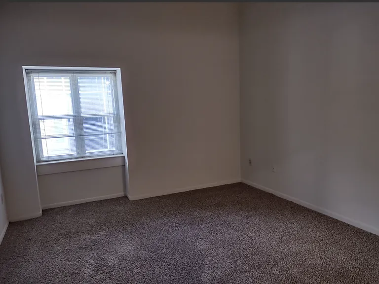 Marlboro Classic Apt & Redwood Square — Photo 68