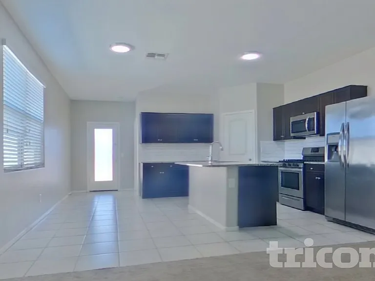 29300 W Clarendon Ave — Photo 3