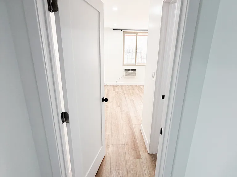 Encino Country Club Apartments — Photo 43