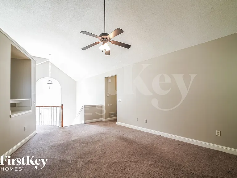 321 Sue Ct — Photo 4