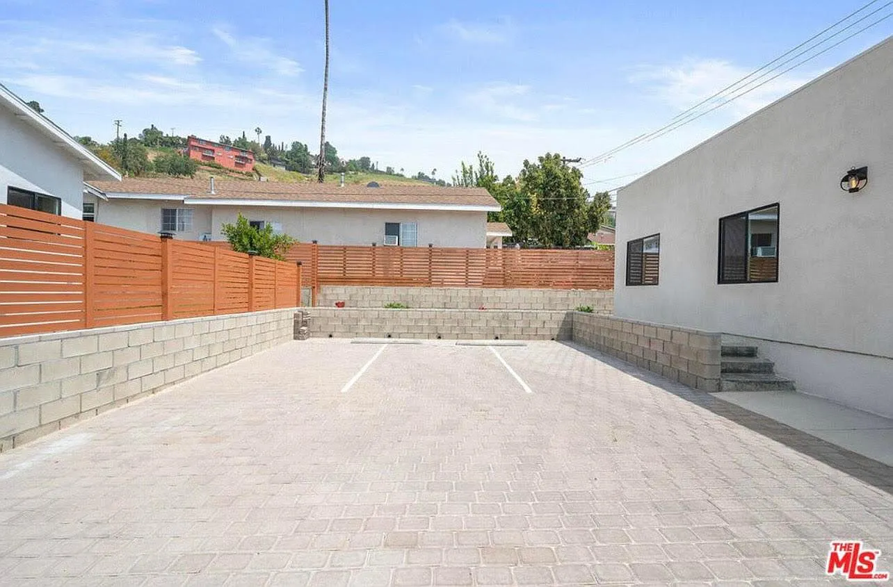 2 bed, 600 sqft, $2,500 — Photo 3