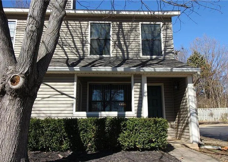 402 Fairway Cir #D