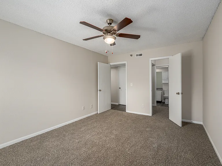 Falcon Point Apartments — Photo 26