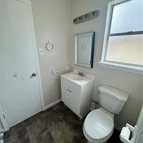 1610 La Joya St — Photo 10