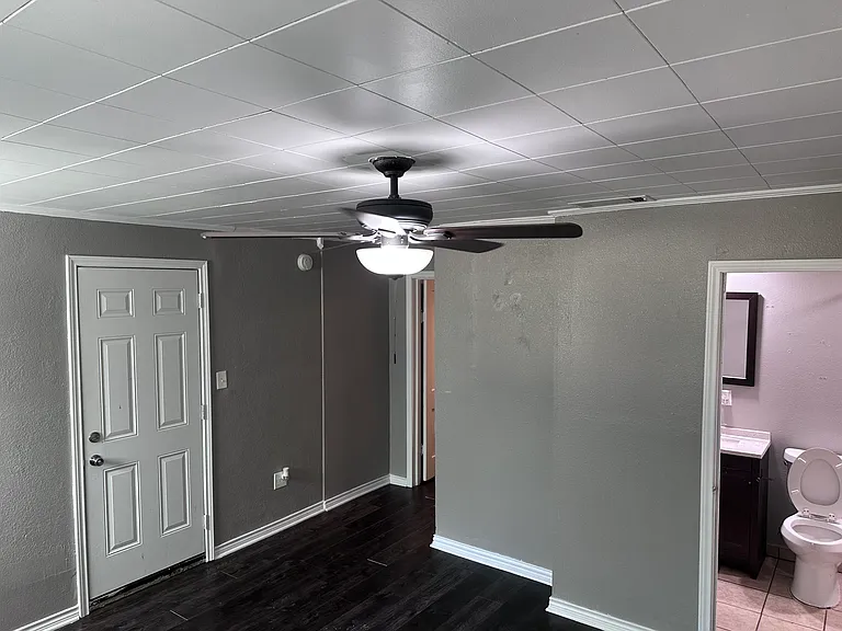 1713 Brook Hollow Dr — Photo 4