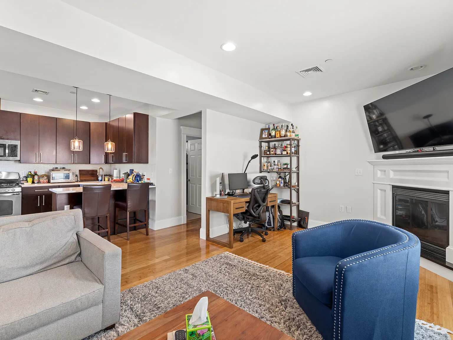 2 bed, 2.0 bath, 921 sqft, $3,800 — Photo 3