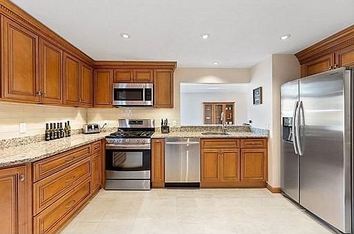1st image of 48 Eaton Ct #48