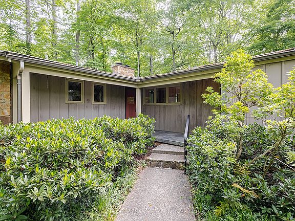 3rd image of 106 Newcrest Ln