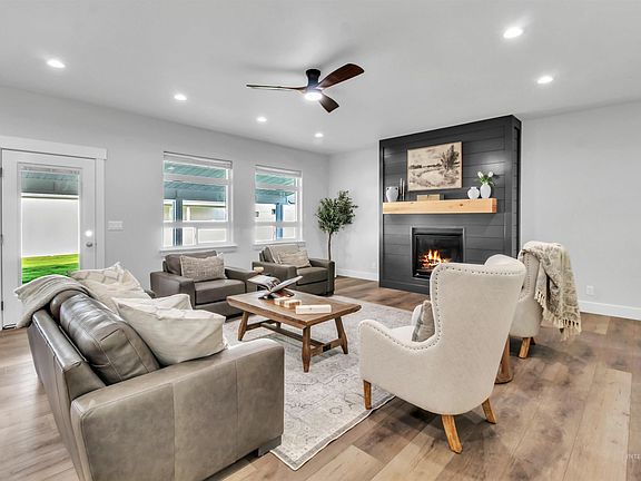 4th image of 810 Snake River Dr