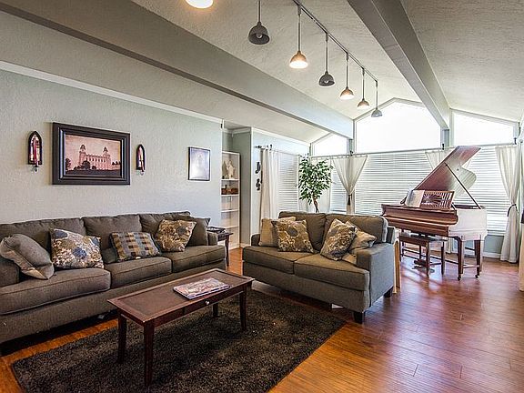 Living room (prior listing)