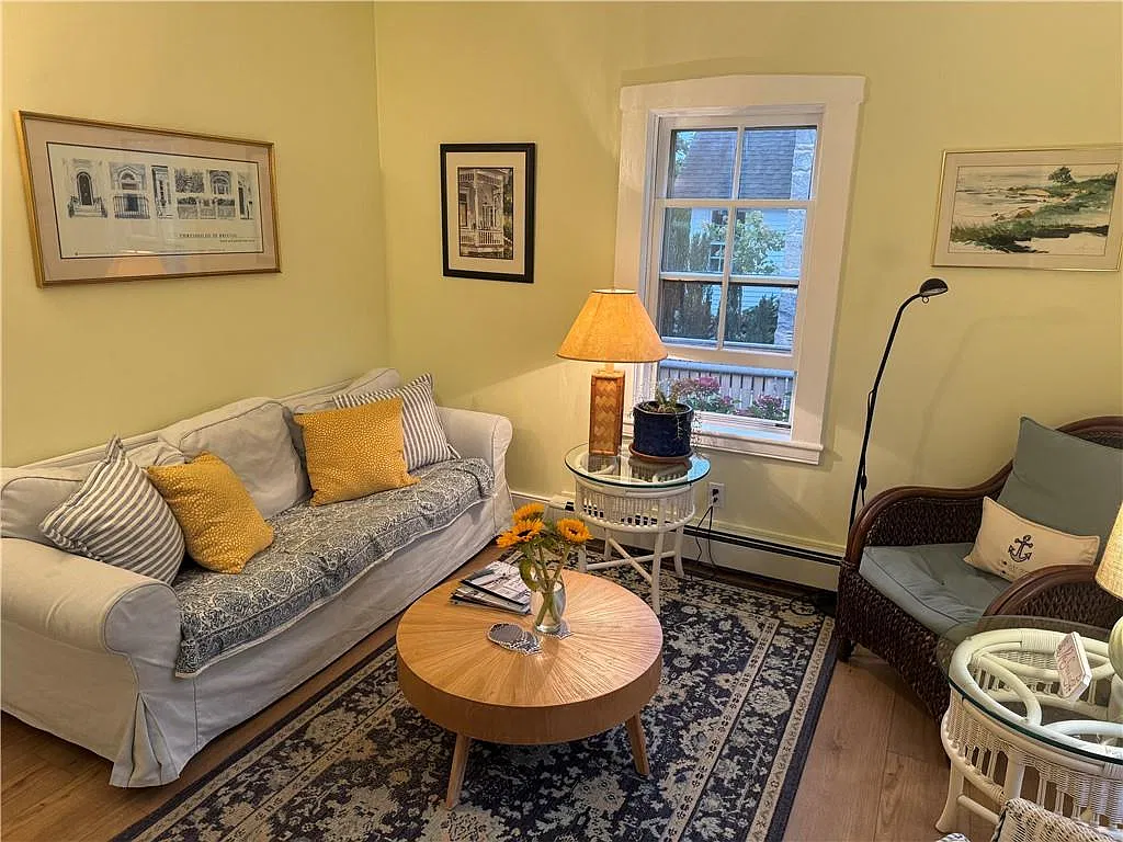 3 bed, 1.0 bath, 800 sqft, $3,200 — Photo 2