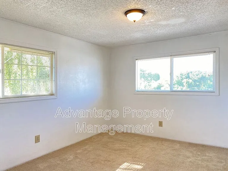 975 NW Garfield Ave #1 — Photo 8