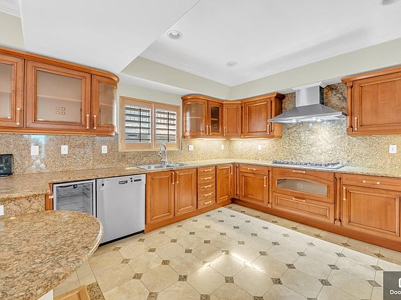 3rd image of 11910 Goshen Ave APT 3