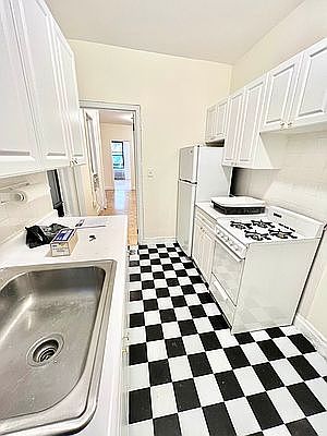 3rd image of 122 Macdougal St APT 14