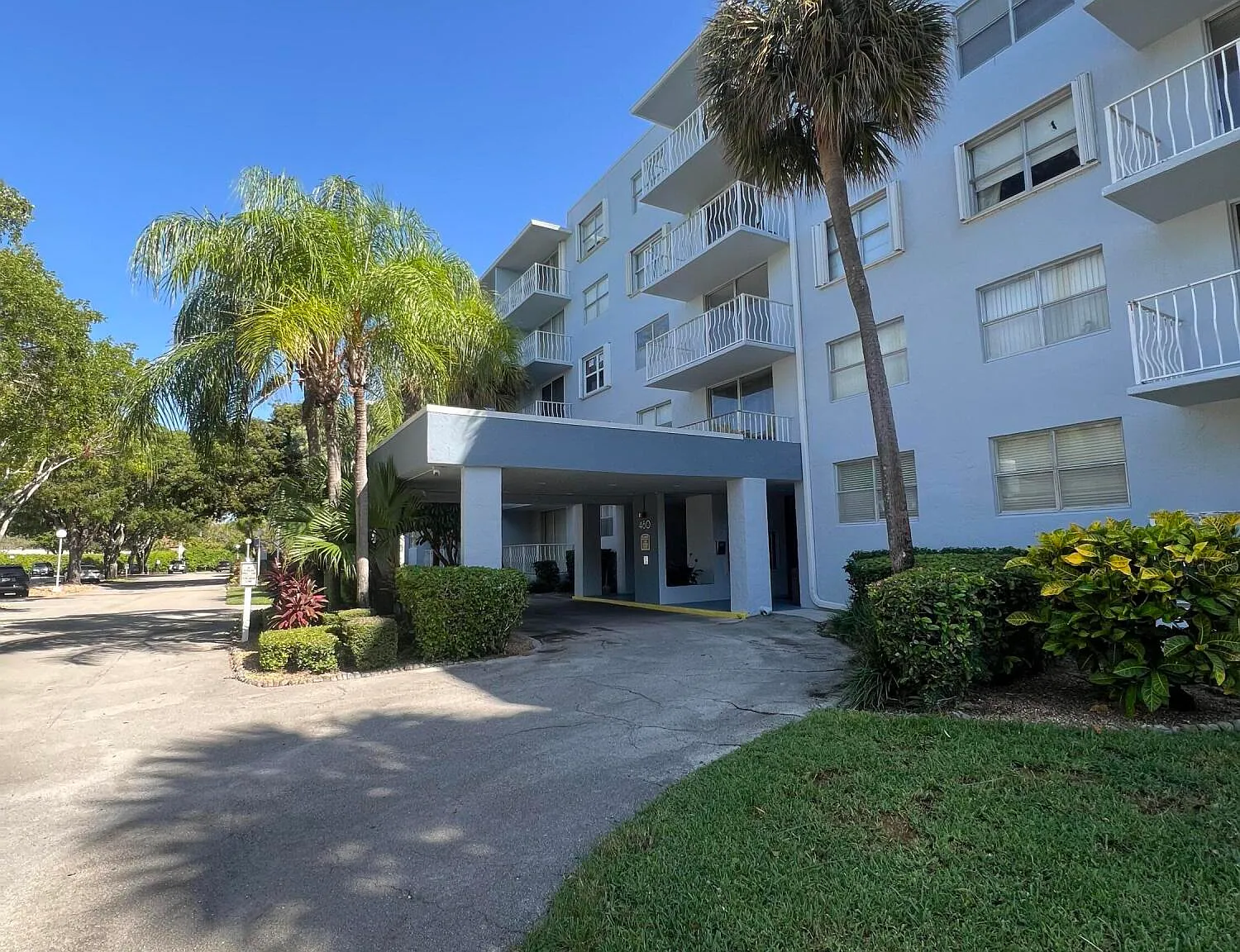 480 Executive Center Dr — Photo 2