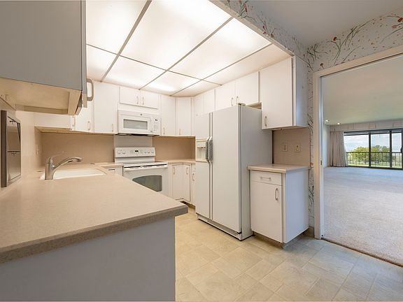 4th image of 1038 S Oak Hills Way