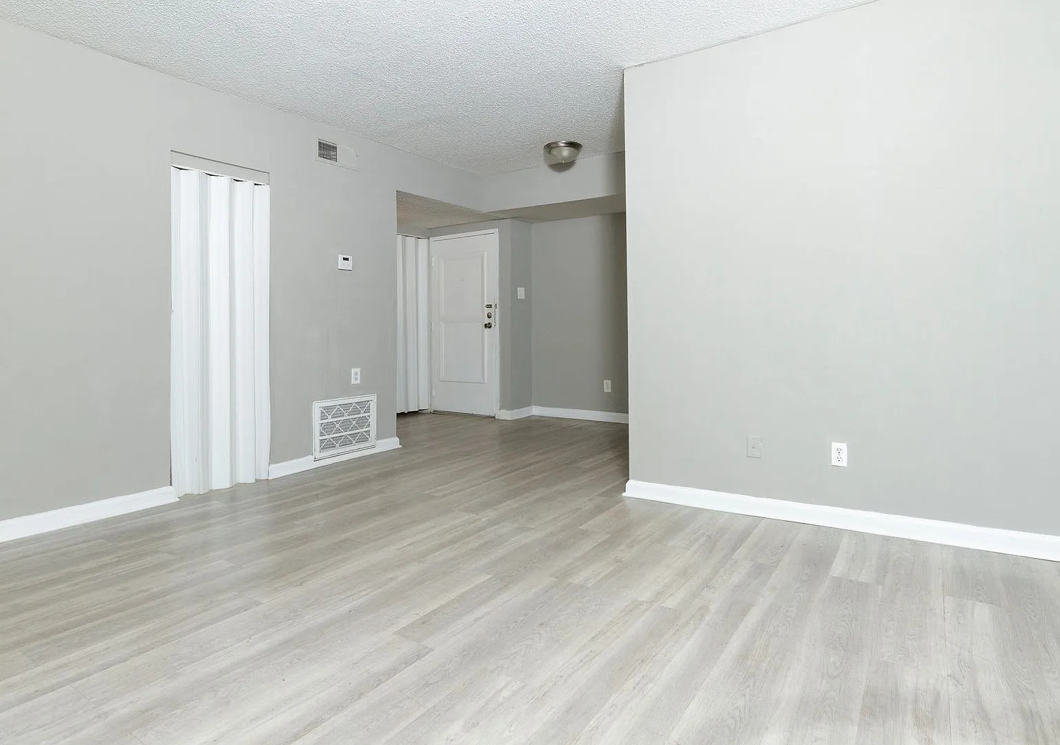 1834 John Calvin Ave — Photo 1