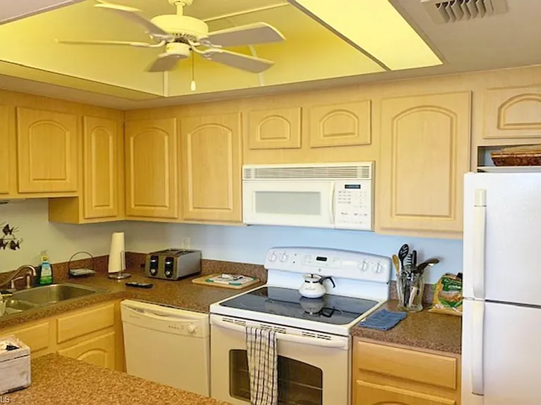 180 Seaview Ct #111 — Photo 11