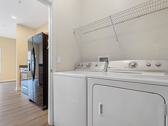 4th image of 2424 Grand Central Pkwy APT 6