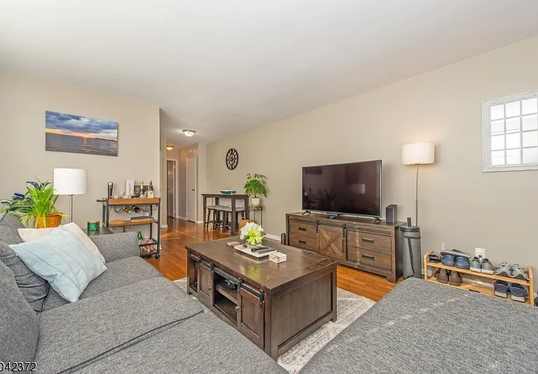370 Claremont Ave #A7 — Photo 3