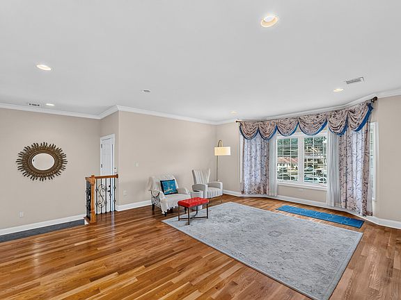 3rd image of 809 Edgewood Ln