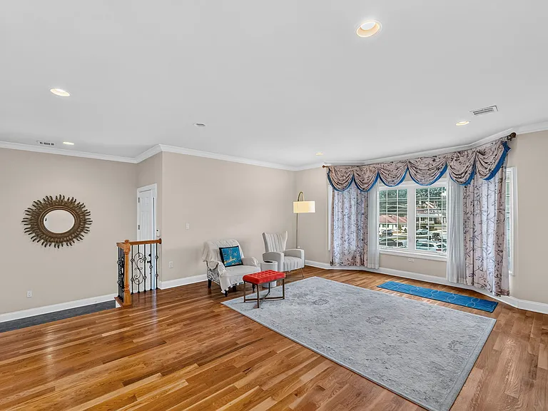 809 Edgewood Ln — Photo 3