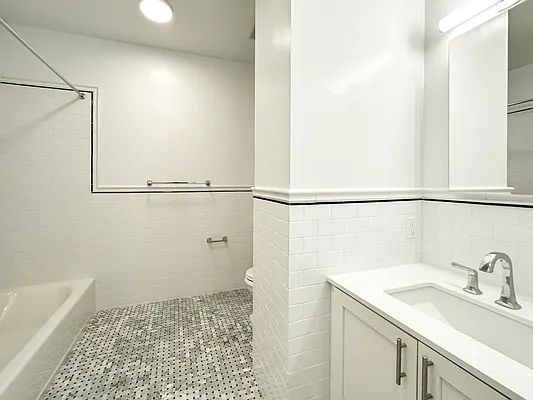 Rented by Manhattan Realty Group | media 20