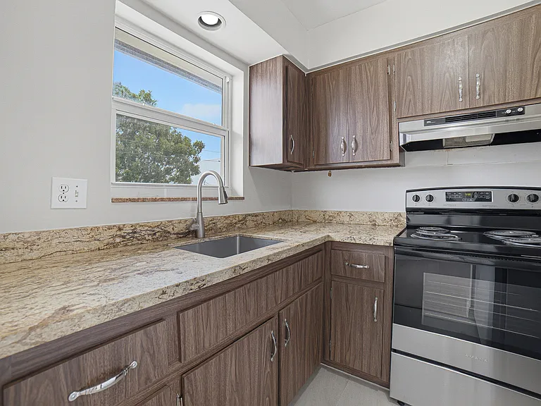 1649 SE 4th St #B-3 — Photo 8