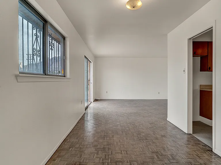 213 Clairemont Dr — Photo 2