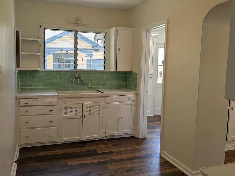 606 Milford St — Photo 8