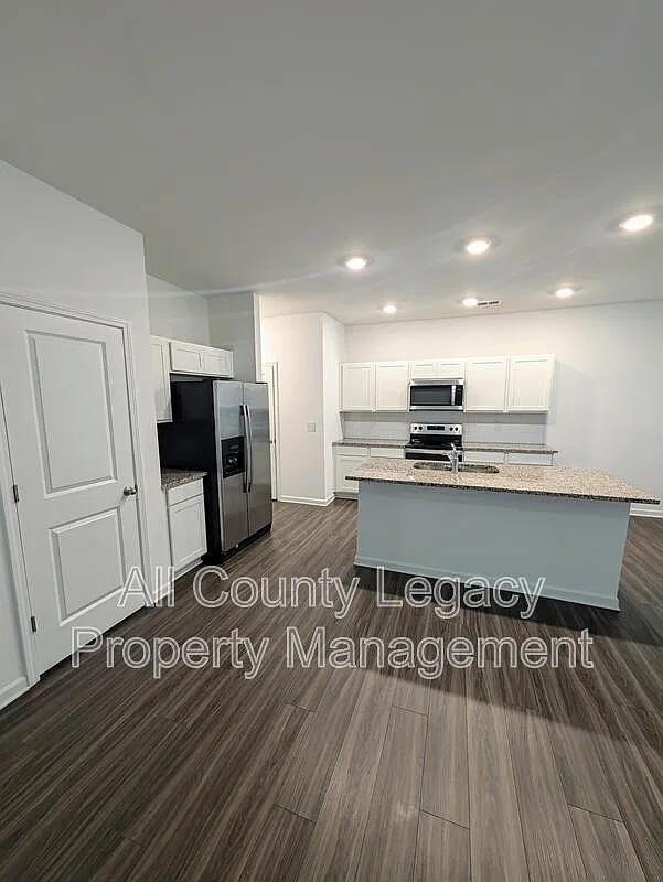3 bed, 2.5 bath, 1727 sqft, $1,995 — Photo 3