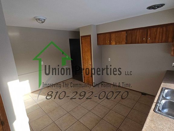 4th image of 3033 Pine Grove Ave