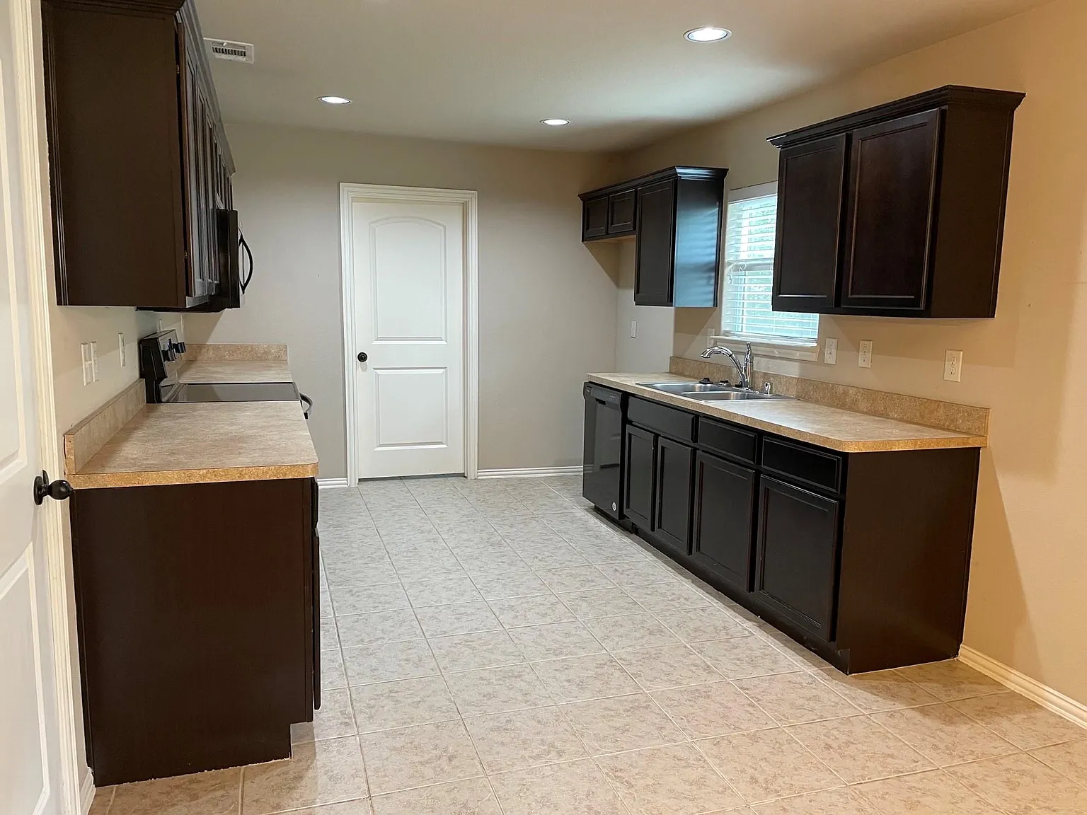 3 bed, 1430 sqft, $2,000 — Photo 4