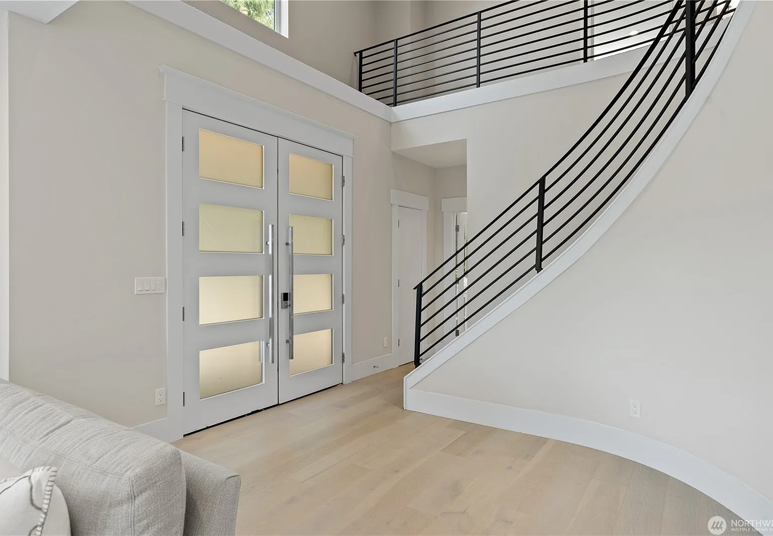 5 bed, 3.5 bath, 4300 sqft, $8,000 — Photo 3