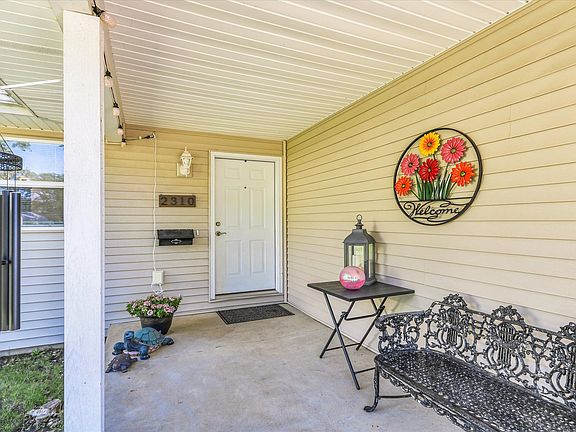 4th image of 2310 E Country Squire Dr