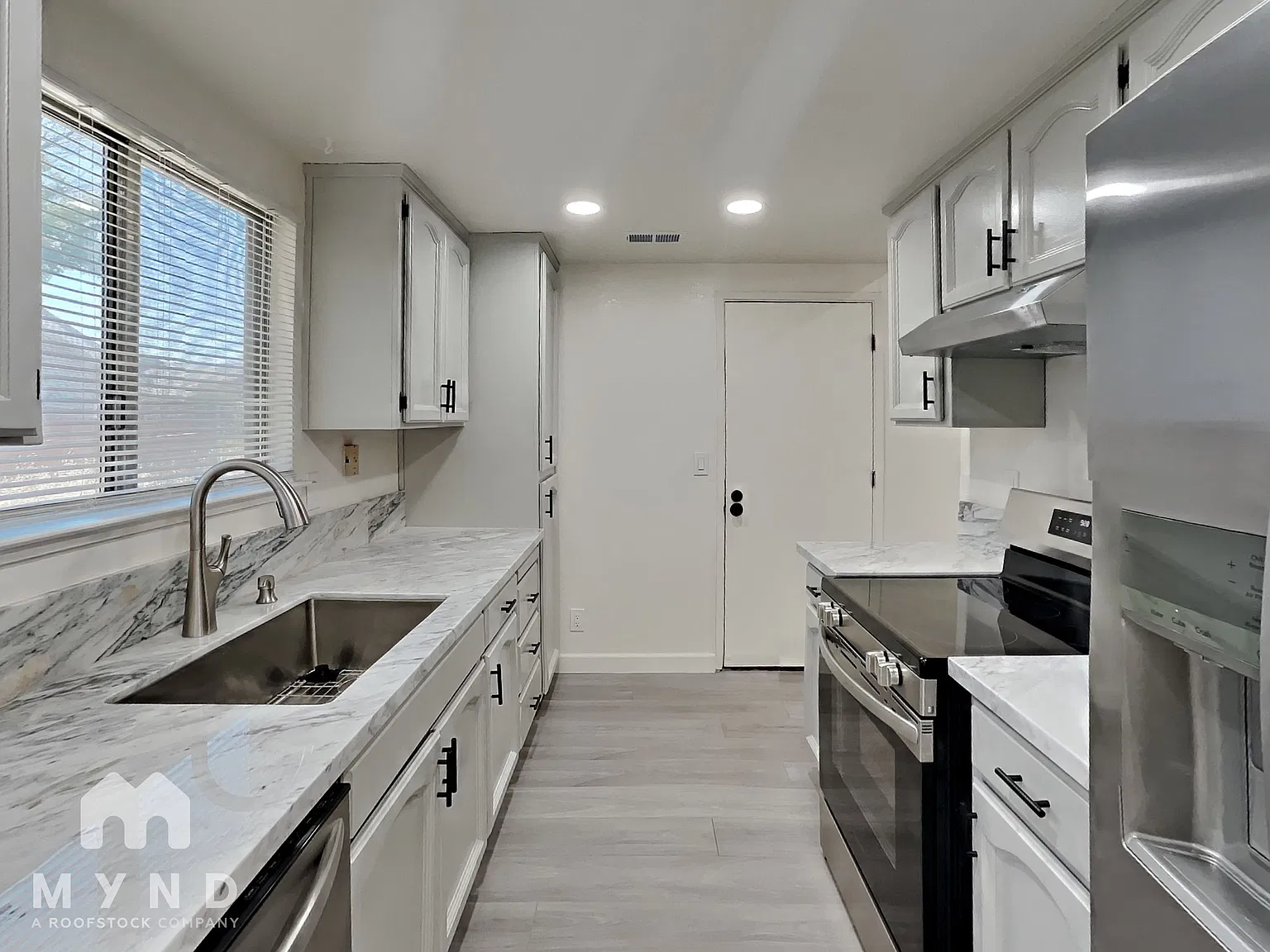 3 bed, 2.0 bath, 1200 sqft, $2,469 — Photo 4