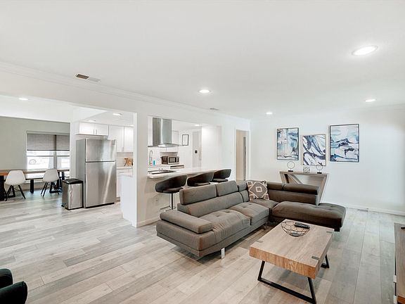 5th image of 742 Austrian Rd