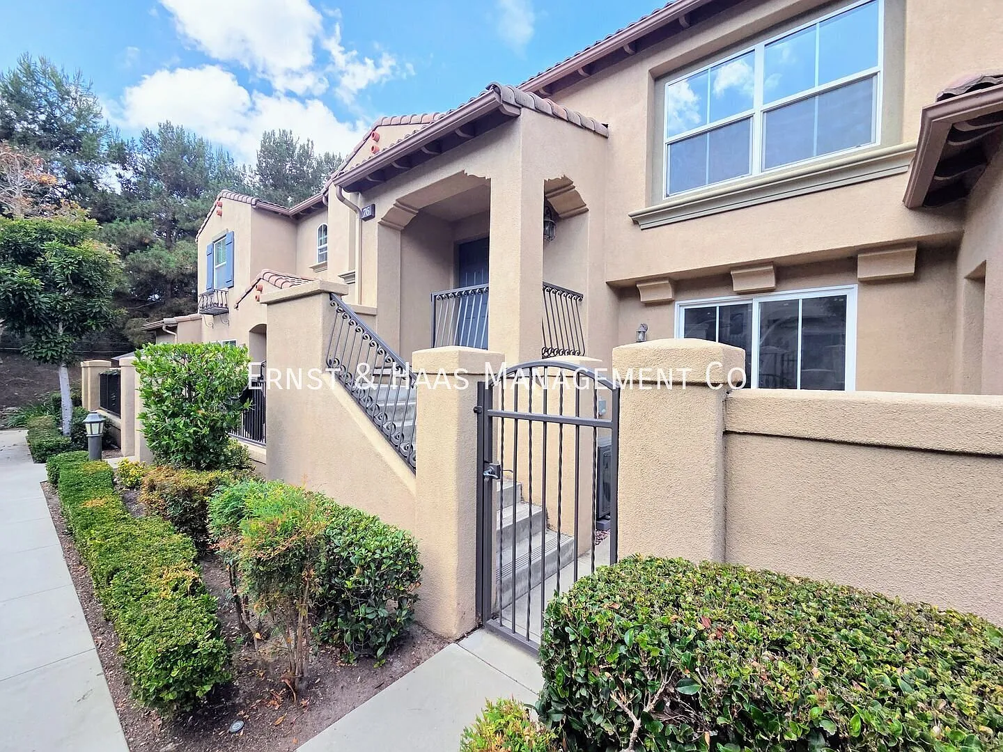 Luxury Tri-Level Townhome in Prime Irvine Location 2BR, 2.5BA with 2-Car Garage! — Photo 3