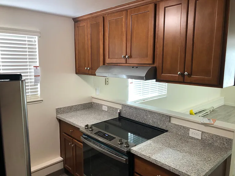 1330 Creekside Dr — Photo 2